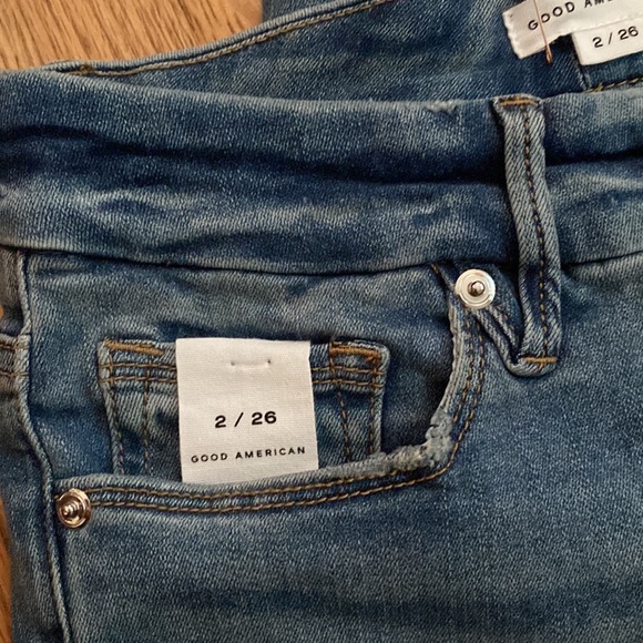 Good American GOOD LEGS CROP JEANS - Picture 9 of 9